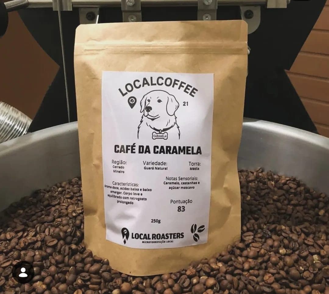 Pacote do Café da Caramela sobre grãos torrados
