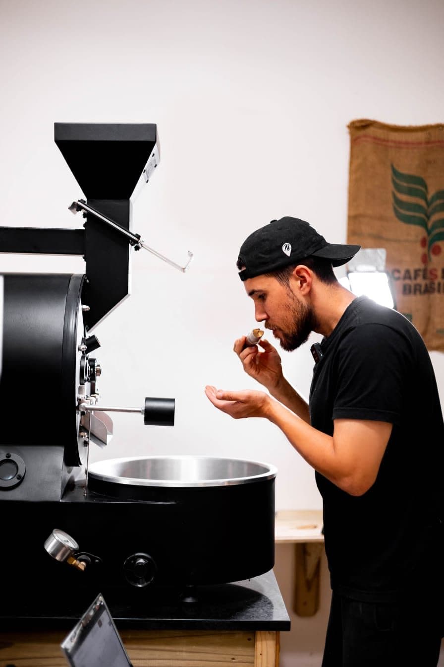 Mestre de torra sentindo o aroma do café