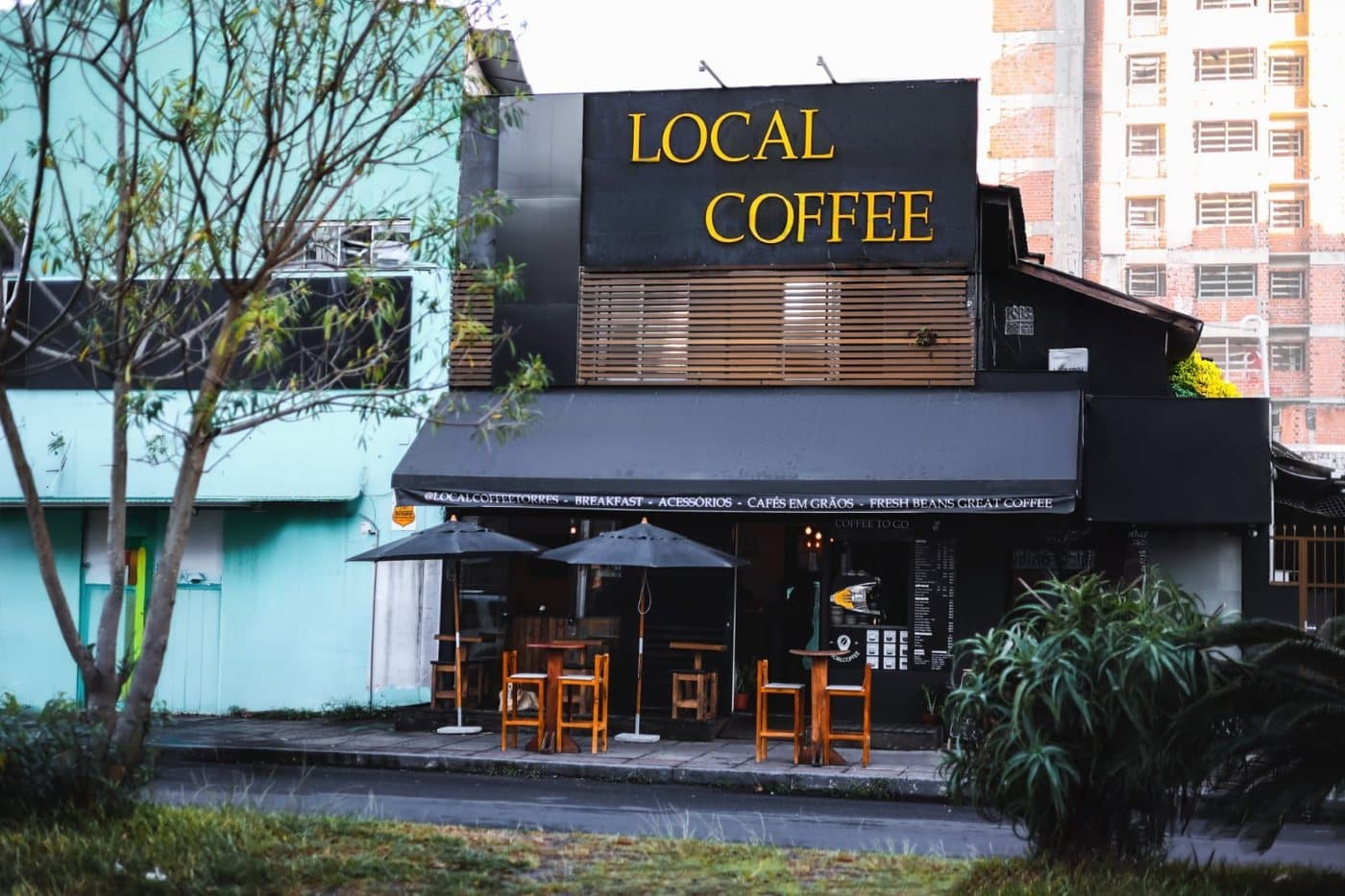 Fachada da Local Coffee no Centro de Torres