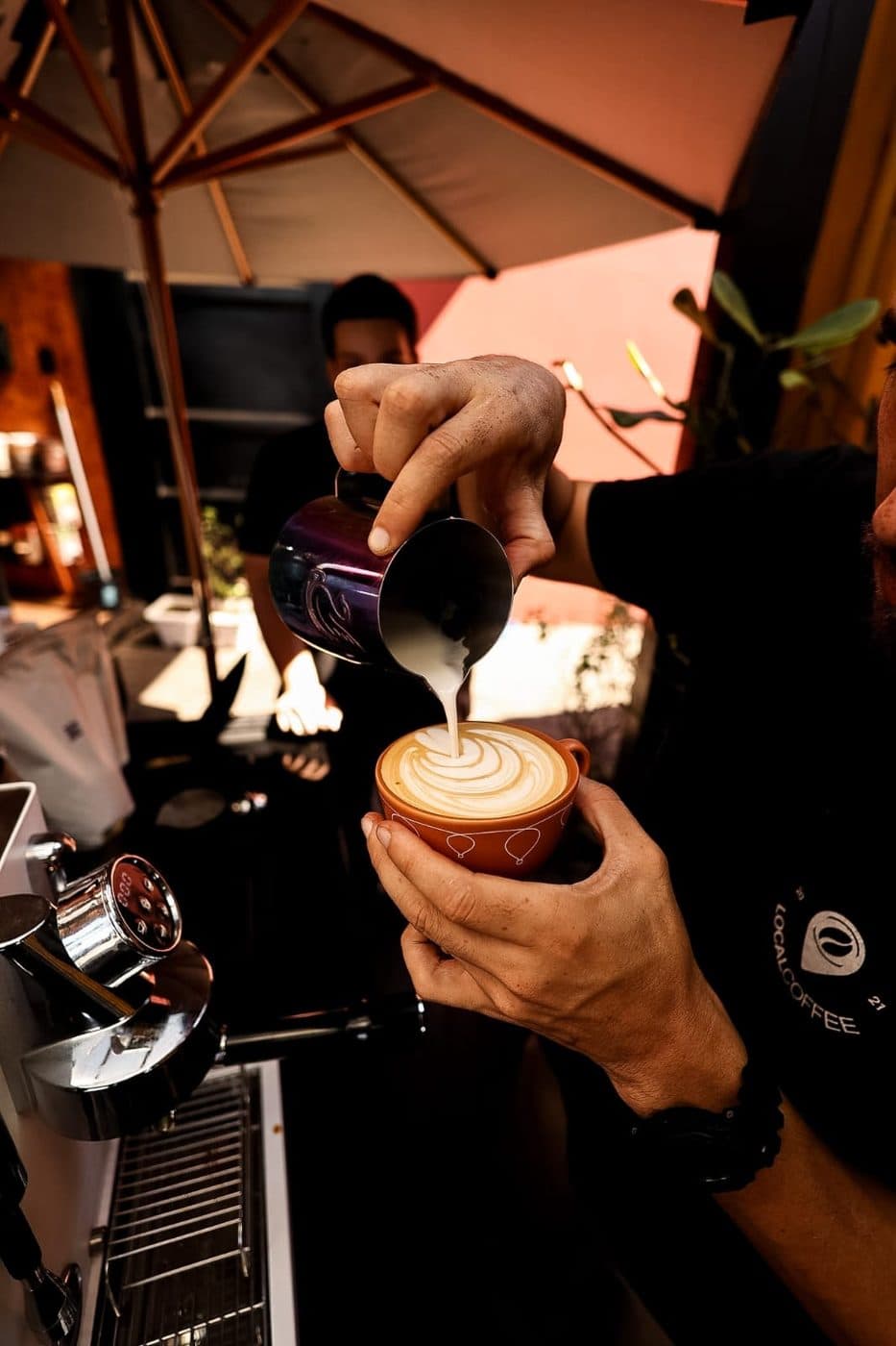Barista fazendo latte art