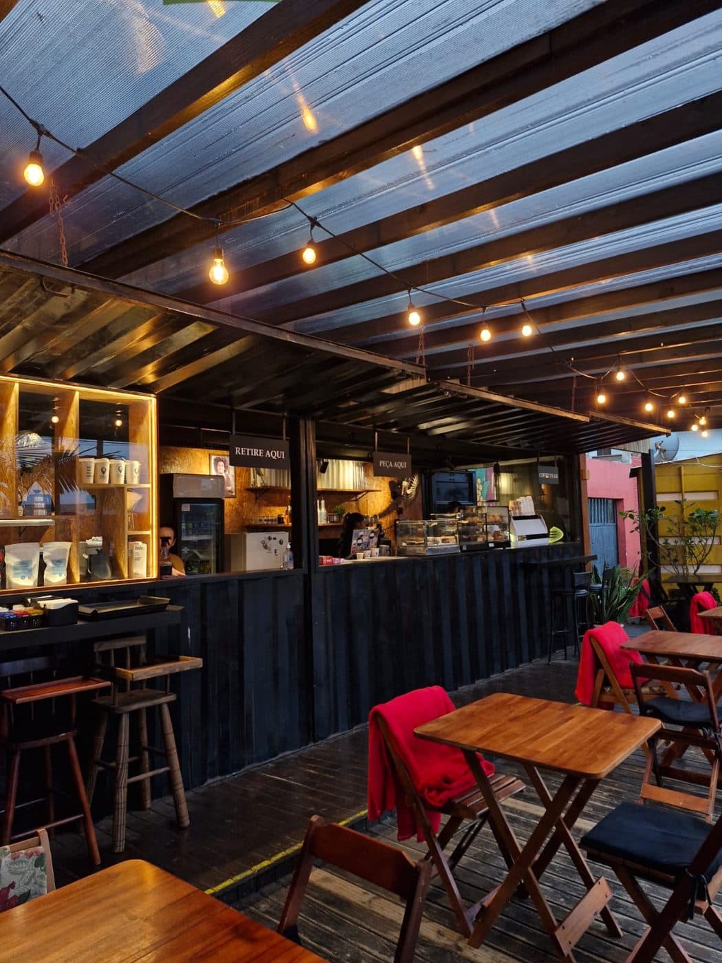 Local Coffee Molhes, espaço com cobertura e mesas
